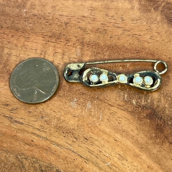Vintage Safety Pin Brooch Bow Pearls Silver Tone Pin Accent Jewelry Accessory - Picture 7 of 8